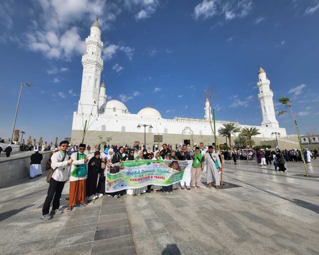 Jamaah berdoa di Multazam dengan penuh kekhusyukan